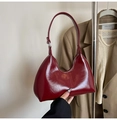 Detalle del bolso hobo de cuero sintético brillante granate con correa ajustable - Burdeos