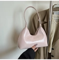 Detalle de bolso media luna rosa brillante en cuero sintético de calidad con cremallera - Rosa