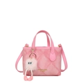 Borsa a secchiello rosa trapuntata con tracolla e ciondolo a forma di mostro di peluche - Rosa