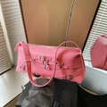 Sac sous le bras rose Barbie avec boucles argentées et style moto vintage - Rose