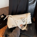 Sac sous le bras blanc crème avec boucles décoratives multiples et détails argentés - Blanc