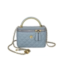 Hellblaue gesteppte Beuteltasche mit goldener Blume und metallischem Kettenriemen - Blau