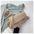 Retro Kontrast gewebte Umhängetasche in Beige und Khaki mit Lederriemen auf weißem Stoff - Khaki