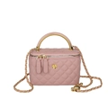 Rosafarbene gesteppte Beuteltasche mit goldener Blume und Ketten-Schultergurt - Rosa