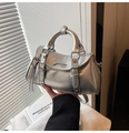 Chique zilveren metallic crinkle lederen handtas met gesp en dubbele handvatten - Zilver