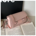 Rosa Schultertasche mit Fischgräten-Webstruktur und glatten Lederriemen-Details - Rosa
