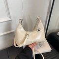 Dettaglio borsa a mezzaluna in pelle beige lucida con dettagli argentati e logo - Bianco
