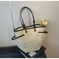 Dettaglio borsa tote in paglia con manici in pelle nera e tasche laterali esterne - Bianco Sporco