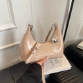 Dettaglio borsa hobo beige con logo CLEAR K, catena a sfere argento e trama in pelle - Cachi