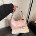 Dettaglio della borsa hobo rosa con tracolla regolabile e ciondolo a sfera in metallo - Rosa