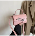 Sac bandoulière en cuir brillant rose avec anneau en métal argenté et bandoulière - Rose