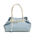 Bolso tote denim azul claro con correas de cuero crema y hebilla dorada chic - Azul Claro y Blanco