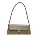 Bolso baguette retro caqui con hebilla metálica dorada sobre fondo blanco limpio - Verde