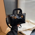 Borsa Boston vintage in pelle cerata nera con finiture dorate e tracolla regolabile - Nero