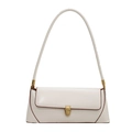 Bolso de hombro rectangular blanco minimalista con cierre dorado y bordes en color café - Blanco Roto