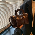 Borsa Boston vintage marrone scuro in pelle oliata con doppi manici e tracolla regolabile - Marrone