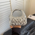 Schicke silberne Metallic-Handtasche mit Faltenoptik und feiner Metallkette - Silber