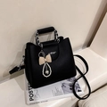 Bolso bandolera de cuero negro con asa de cadena y colgante de perla y lazo - Negro