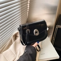 Borsa a sella nera alla moda con fibbia a ferro di cavallo argento e tracolla regolabile - Nero