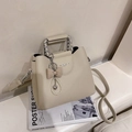 Bolso beige de cuero granulado con asa de cadena y colgante de perla y lazo - Beige