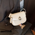 Borsa a sella crema minimalista con fibbia a ferro di cavallo argento e tracolla - Bianco Sporco