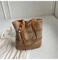 Dettaglio borsa tote in paglia con trama intrecciata e manici in pelle marrone moda - Cachi