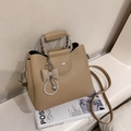 Elegante bolso cuadrado caqui con diseño de lichi, colgante de perlas y cadena de plata - Albaricoque