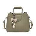 Bolso de mano verde oliva en cuero granulado con asa de cadena y colgante de perlas - Verde