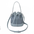 Morandi-blaue Beuteltasche mit Kordelzug, Textur-Einsätzen und verstellbarem Schultergurt - Blau