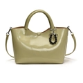 Sac à main en cuir verni vert jaunâtre avec bord ondulé et pendentif papillon - Vert sans Pendentif