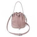 Sac seau rose à cordon en maille texturée avec détails en cuir et bandoulière - Rose