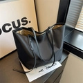 Minimalistische zwarte shopper met leren riemen en een goudkleurige satijnen voering - Zwart