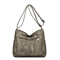 Sac bandoulière marron vintage avec trois poches zippées et texture en cuir lavé - Kaki