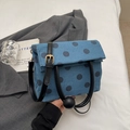 Schicke blaue Denim-Tasche mit großen schwarzen Punkten und dekorativem Kugelanhänger - Blau ohne Anhänger