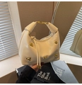 Elegante borsa hobo beige con borchie a testa di animale e nappa in pelle lunga - Bianco Sporco