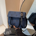 Dunkelblaue Denim-Tragetasche mit Punkten, schwarzem Kugelgriff und Schultergurt - Dunkelblau