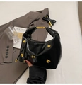 Borsa a mano squadrata nera con ciondoli a forma di cane dorati e tracolla - Nero