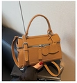 Borsa a tracolla intrecciata color caramello con manico rotondo e ciondoli da donna - Marrone