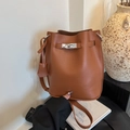 Klassische braune Lederbeuteltasche mit silbernem Drehverschluss und Schultergurt - Braun