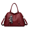 Elegante borsa da donna bordeaux in pelle a grana con grazioso ciondolo a forma di orso - Rosso
