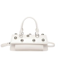Borsa baguette in pelle bianca con borchie in metallo argento e tracolla rimovibile - Bianco