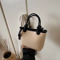 Sac seau tissé beige minimaliste avec bordure en cuir noir et bandoulière amovible - Noir