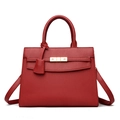 Borsa tote rossa con trama litchi e fibbia in metallo dorato su sfondo bianco - Rosso
