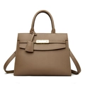 Elegante borsa a mano in pelle marrone con fibbia dorata e tracolla regolabile - Marrone