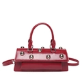 Sac baguette rouge en cuir brillant avec rivets argentés et bandoulière amovible - Rouge