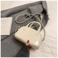 Sac bowling blanc crème en similicuir brillant avec bandoulière et cordon de serrage tressé - Blanc (Sans Pendentif)