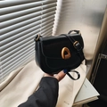 Bolso de hombro negro tipo silla con hebilla dorada vintage y correa ajustable - Negro sin Colgante