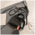Sac bowling rétro en cuir noir brillant avec pendentif tissé beige pour femme en bandoulière - Noir (Sans Pendentif)