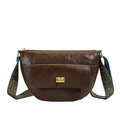 Dunkelbraune Satteltasche mit Textur und breitem Riemen im böhmischen Musterstil - Braun