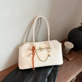 Sac coquille blanc cassé avec bord ondulé, chaîne cœur dorée et détail de poignée orange - Blanc Avec Pendentif